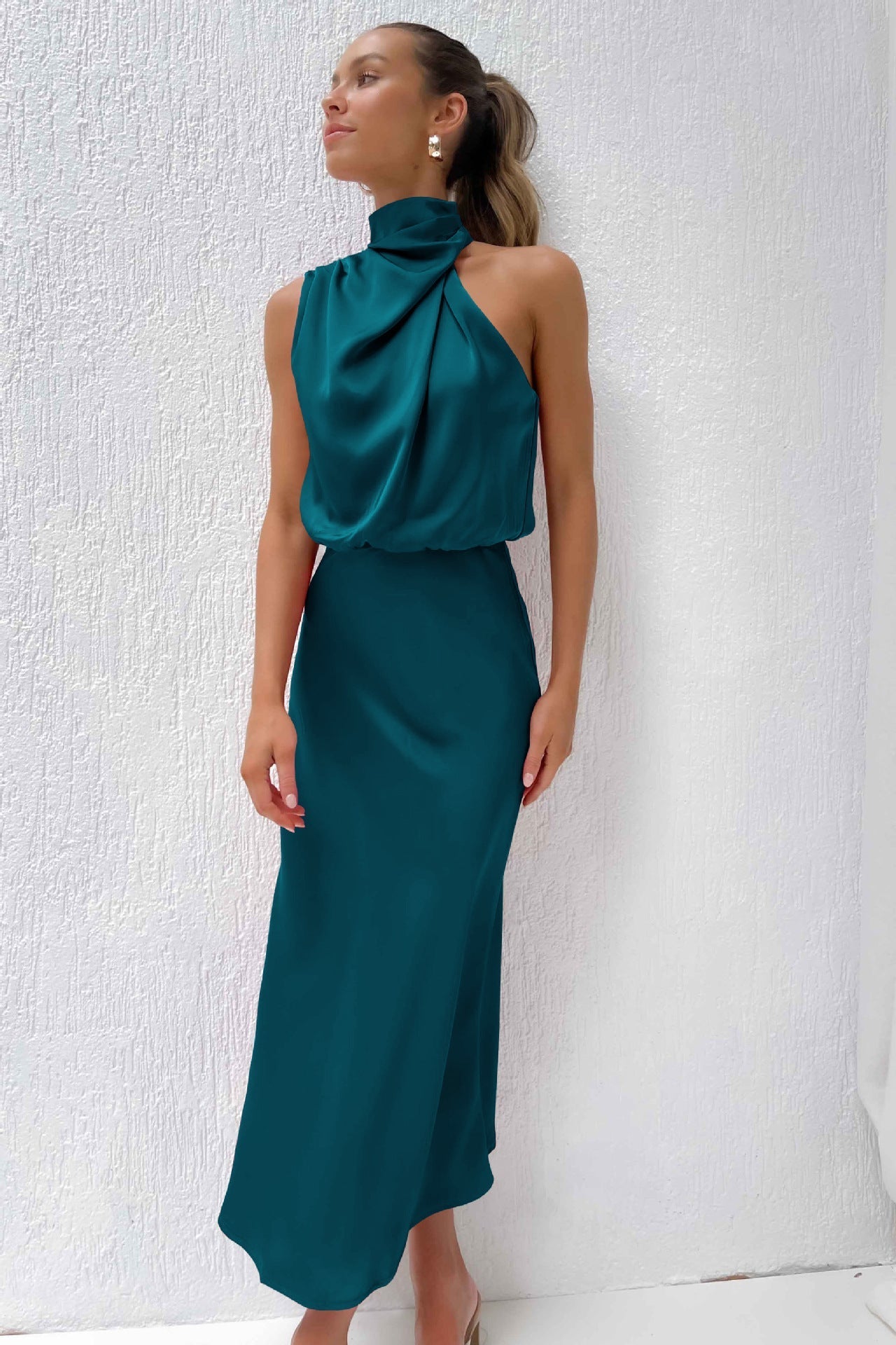 Valéria™ | Robe longue en satin avec décolleté dos nu
