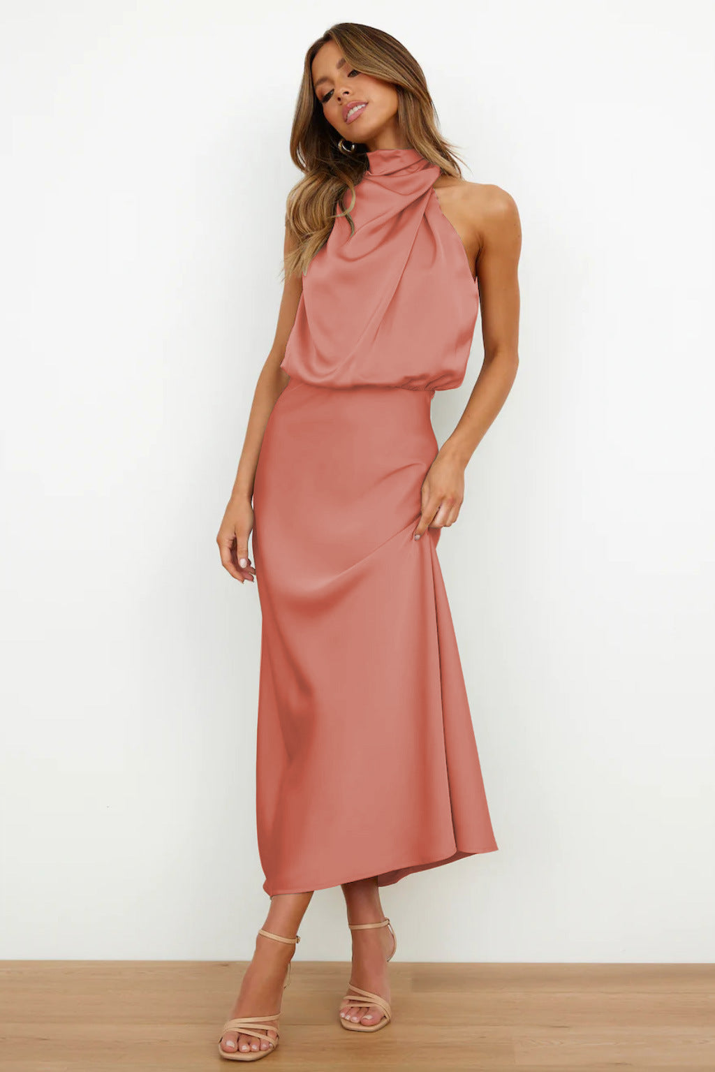 Valéria™ | Robe longue en satin avec décolleté dos nu