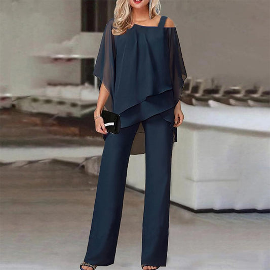 Ensemble deux pièces bleu marine avec haut et pantalon à volants et épaules dénudées