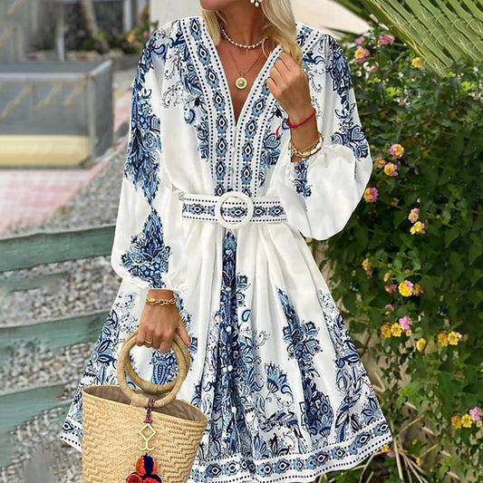 Mini-robe aérée à manches longues et col en V