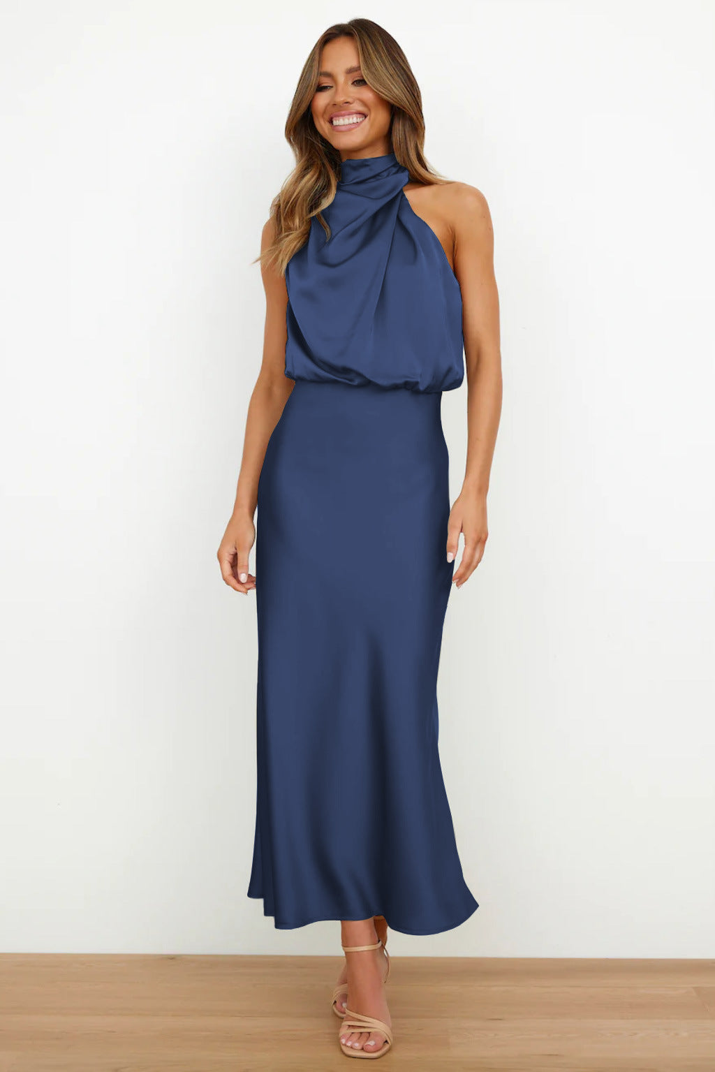 Valéria™ | Robe longue en satin avec décolleté dos nu