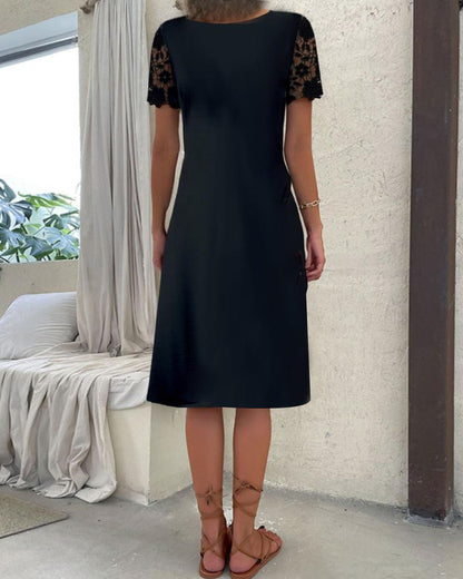Petite robe noire carrée festonnée
