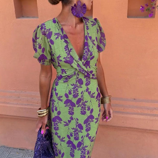 Robe mi-longue verte à col en V et manches courtes