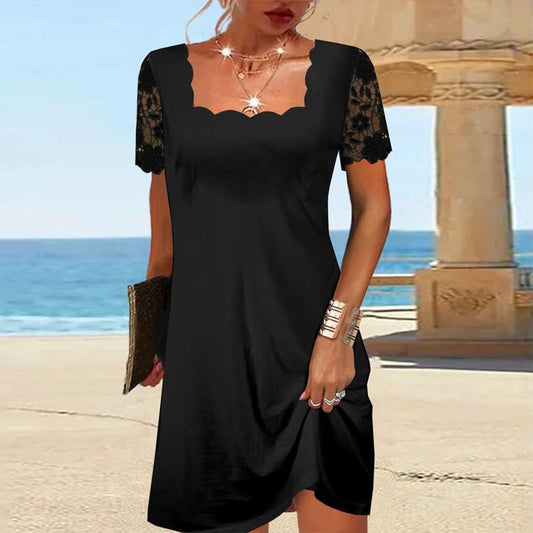 Petite robe noire carrée festonnée