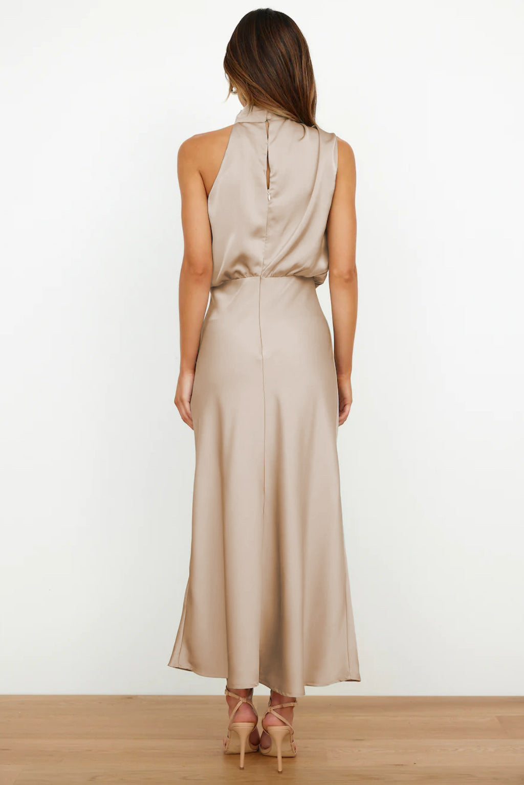 Valéria™ | Robe longue en satin avec décolleté dos nu