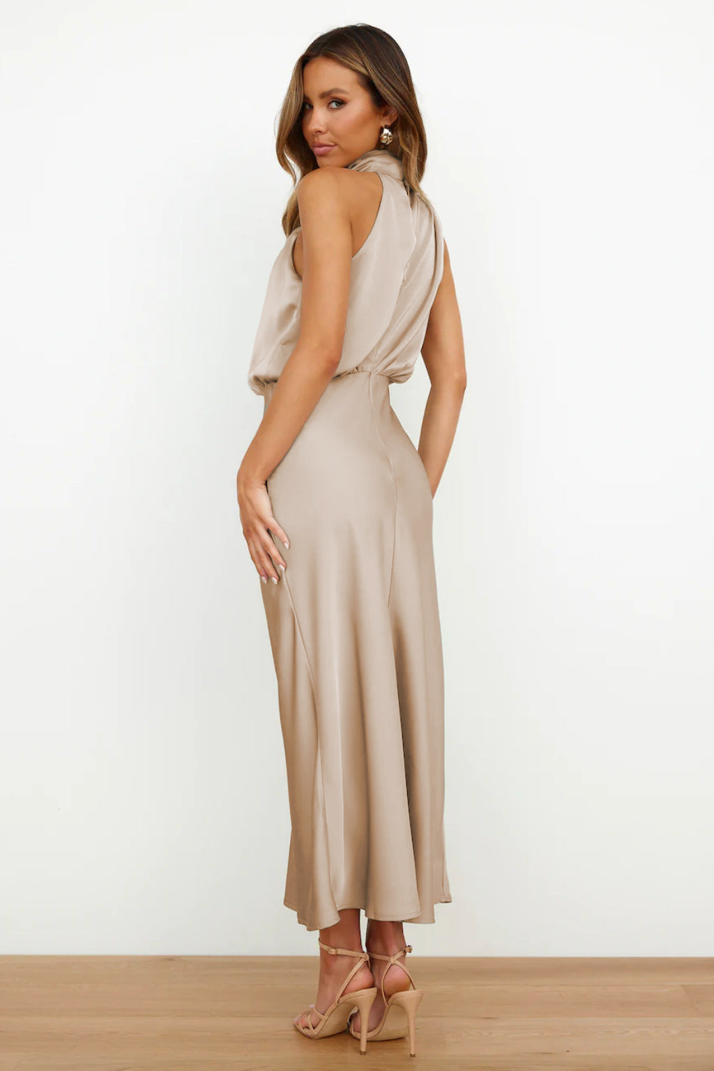Valéria™ | Robe longue en satin avec décolleté dos nu