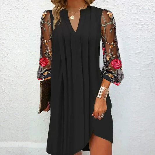 Mini-robe élégante à manches transparentes et col en V
