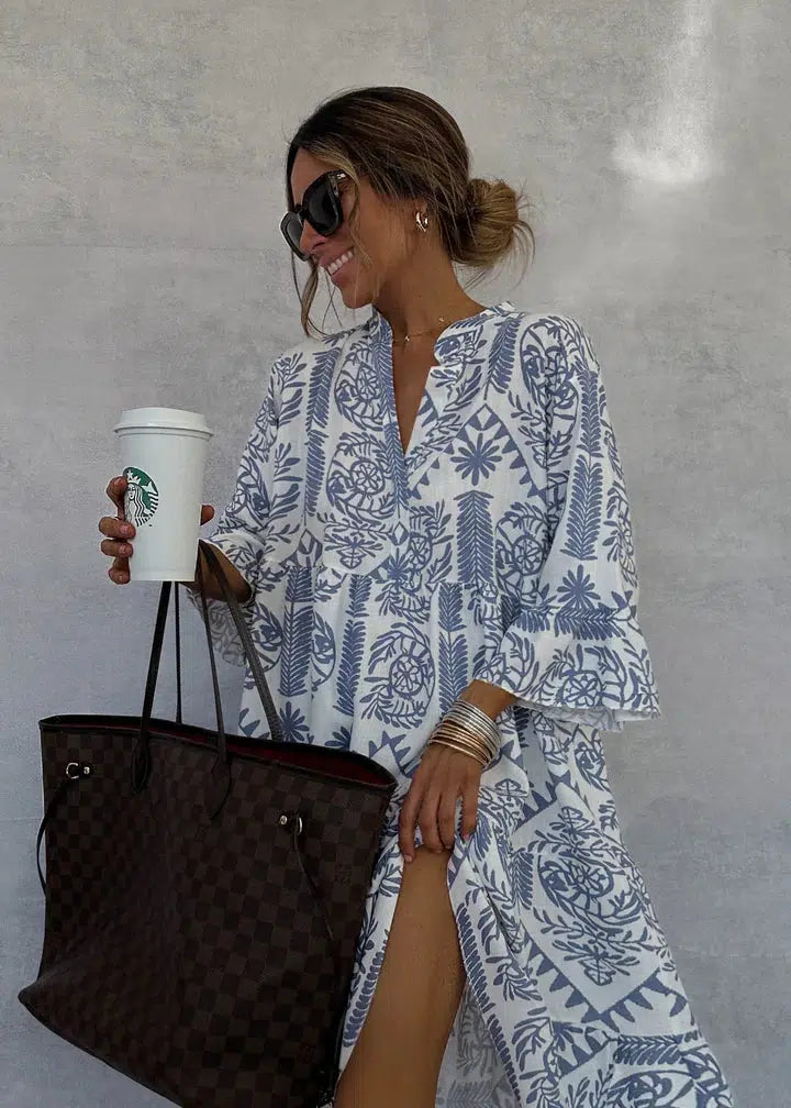 Mini-robe bleue à col en V et manches 3/4