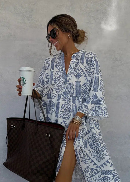 Mini-robe bleue à col en V et manches 3/4