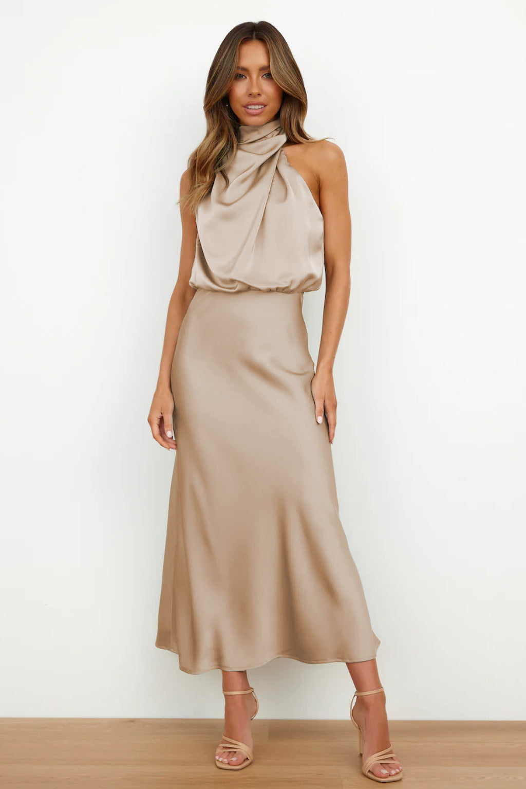 Valéria™ | Robe longue en satin avec décolleté dos nu