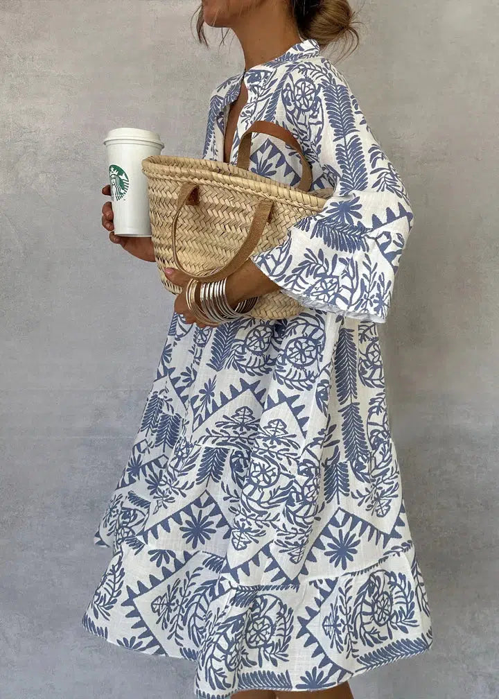 Mini-robe bleue à col en V et manches 3/4